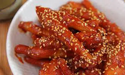 Tuyệt chiêu khiến món chân gà sốt cay kiểu Hàn Quốc thơm nức mũi làm cả nhà mê tít